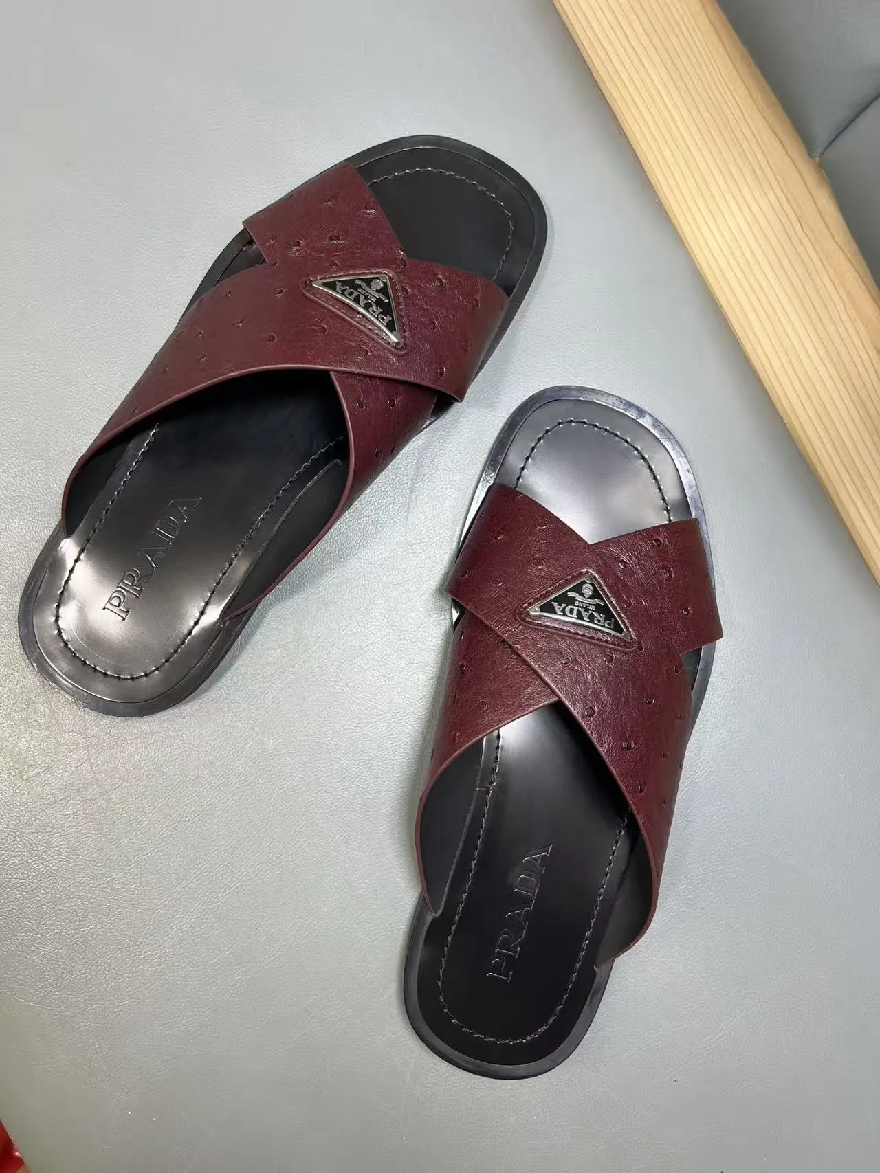 340💰PRADA Prada’s latest slippers are synchronized with the official website. This slipper is made of the brand’s unique and iconic Saffiano leather. The brand logo jumps out from the double straps, and the brand style is clearly visible. Cowhide gives men elegant charm and functional design, making it an ideal choice for vacation and leisure. Size:38-45